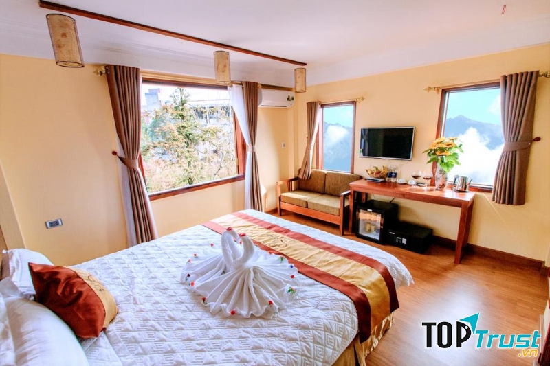 Phòng khách sạn được thiết kế gọn gàng với những tông màu trầm ấm tạo cảm giác nhẹ nhàng, thoải mái.