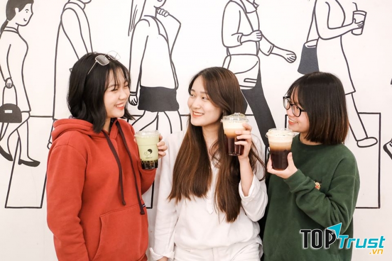 Menu đa dạng với trà, trà sữa, trà trái cây,... tha hồ để thực khách chọn lựa.