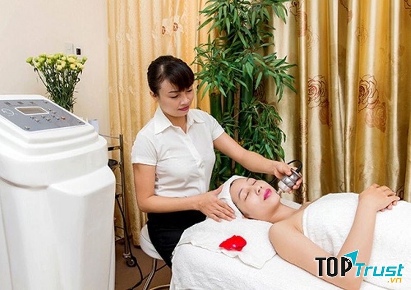 Nhân viên Helen Spa chăm sóc da cho khách hàng