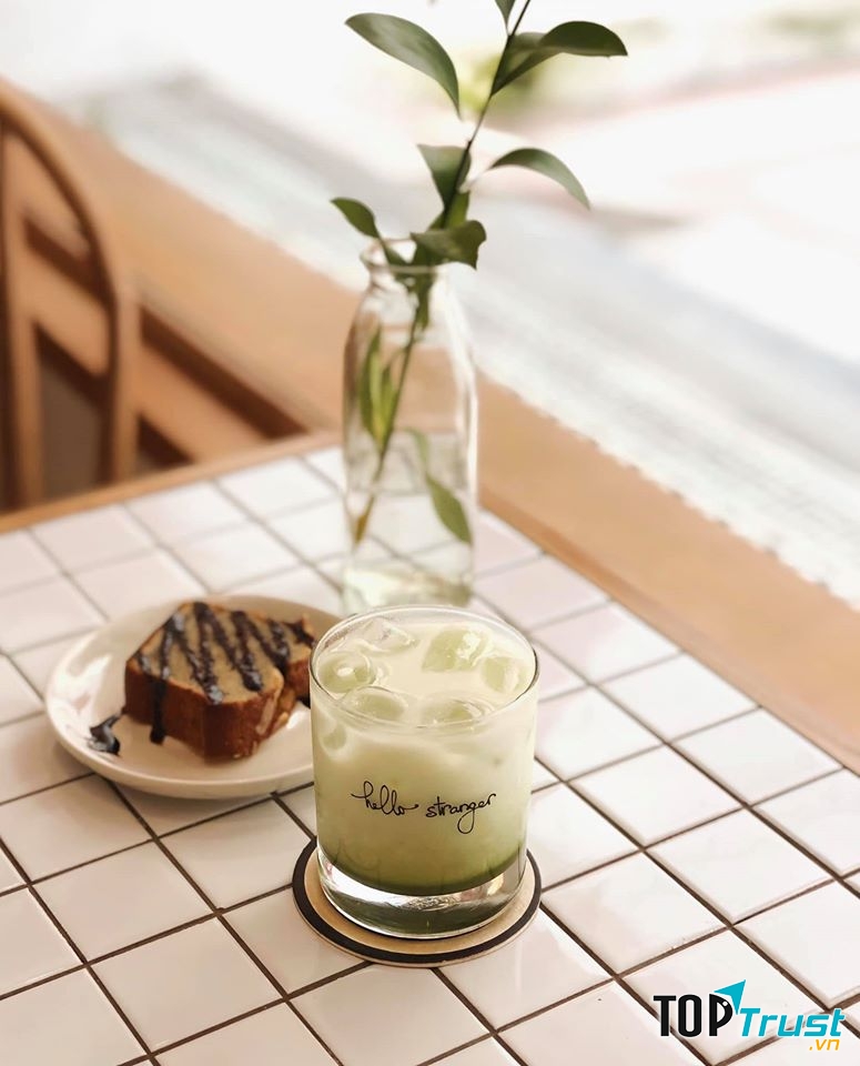 Không gian quán rất đẹp mang một tông màu thanh nhã, rất thích hợp với những người hoài niệm và trầm tư