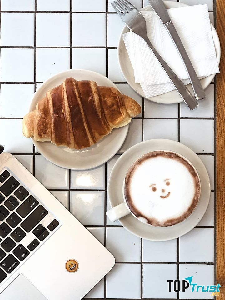 Một trong những tiệm cà phê - bánh bạn không nên bỏ lỡ ở quận Hoàn Kiếm chính là Hello Stranger.