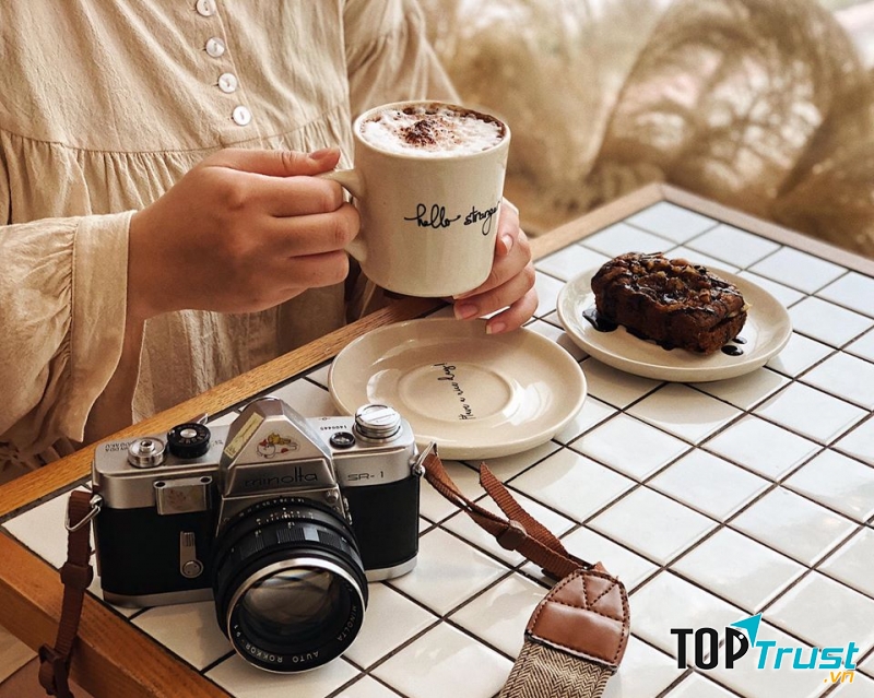 Không gian quán rất đẹp mang một tông màu thanh nhã, rất thích hợp với những người hoài niệm và trầm tư