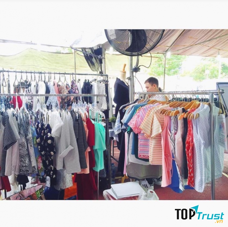 Rất nhiều gian hàng áo quần được bày bán