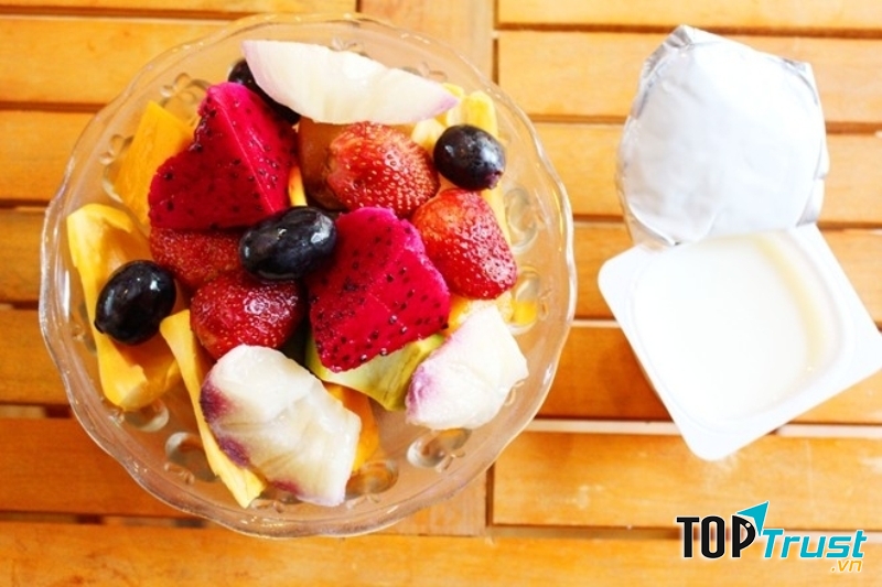 Món ăn nổi tiếng ở đây chính là trái cây tô với hương vị cực hấp dẫn.