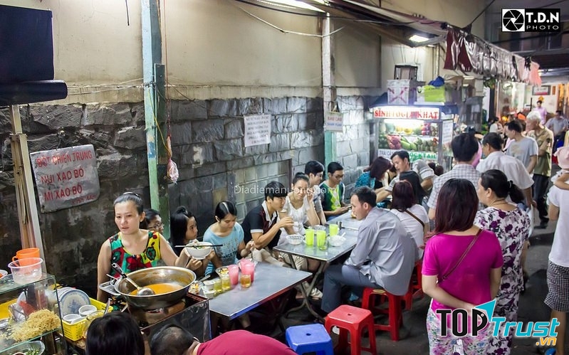 Con hẻm nhỏ nhưng rất đông khách.