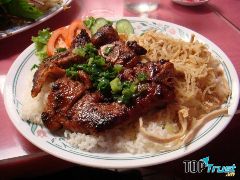 Cơm tấm sườn - bì.