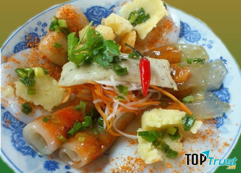 Rất nhiều món ăn đặc trưng xứ Huế được bán ở đây.