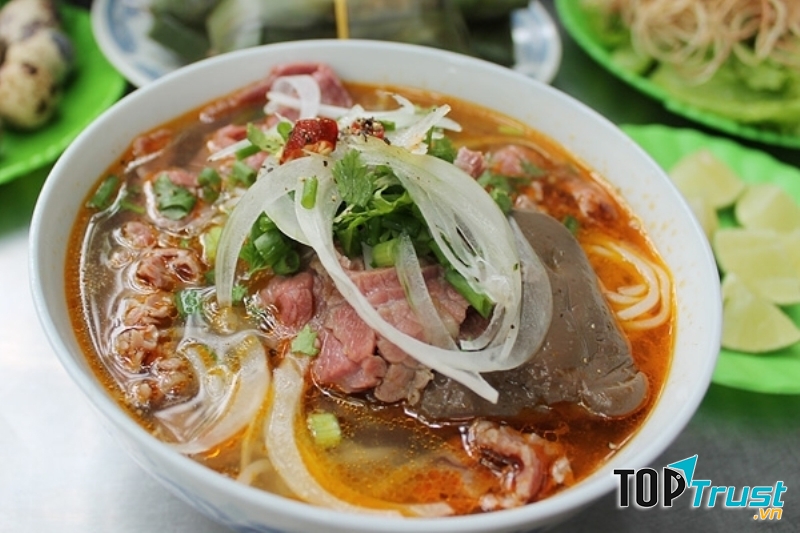 Bún bò hẻm Lê Văn Sỹ.