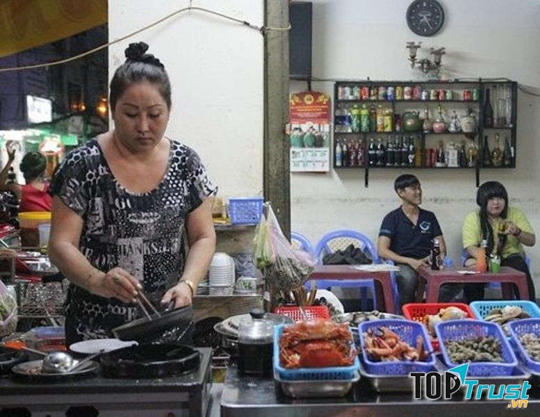 Hẻm Cao Thắng có rất nhiều món để các bạn tha hồ lựa chọn.