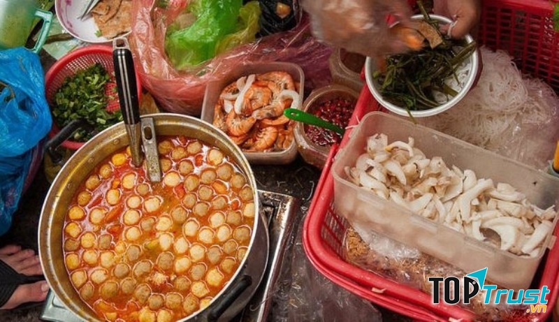 Bún thái là một trong những món cực hot của con hẻm này.
