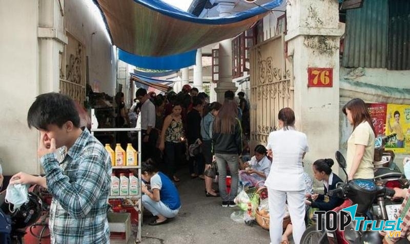 Con hẻm tuy nhỏ nhưng có đủ các món ăn hấp dẫn cho bạn lựa chọn.