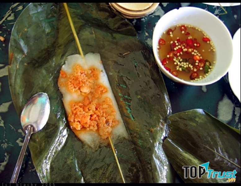 Bánh nậm, bánh bột lọc... trong hẻm này rất ngon.