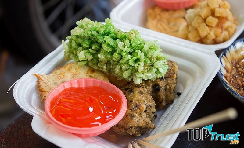 Khu này có chả cá, phô mai bọc cốm giá rẻ mà lại cực ngon.