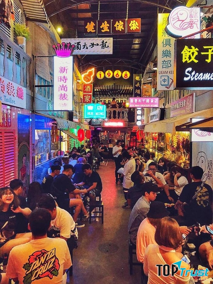 Những bảng hiệu khiến cho nơi đây mang đậm phong cách Hồng Kông