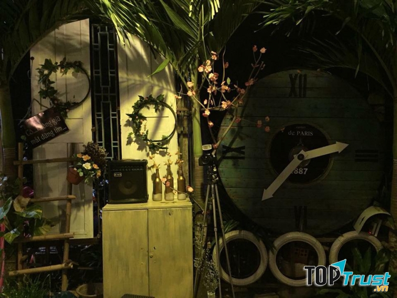 Nguyên vật liệu trang trí đều là những đồ đạc quen thuộc