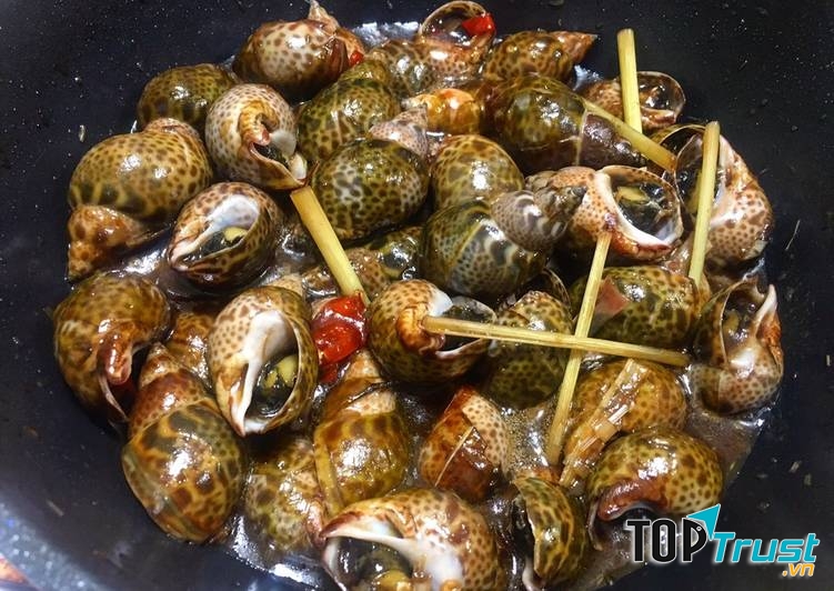 Quán là thiên đường với vô vàn loại ốc to nhỏ được chế biến thành nhiều món khác nhau từ ốc xào đến ốc luộc