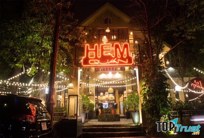 Hẻm Quán có phần cổng trang trí bắt mắt và khá hiện đại.