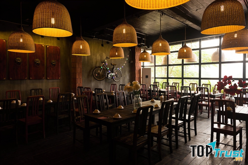 Không gian quán khá rộng rãi và thoải mái, ấn tượng đầu tiên về quán là nhân viên, từ lúc mình vào, ngồi ăn hay ra về đều nhiệt tình, lịch sự và niềm nở.