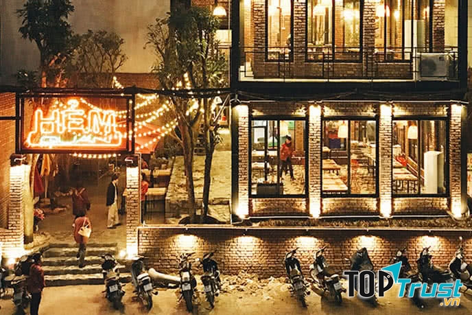 Hẻm quán nhìn từ phía ngoài