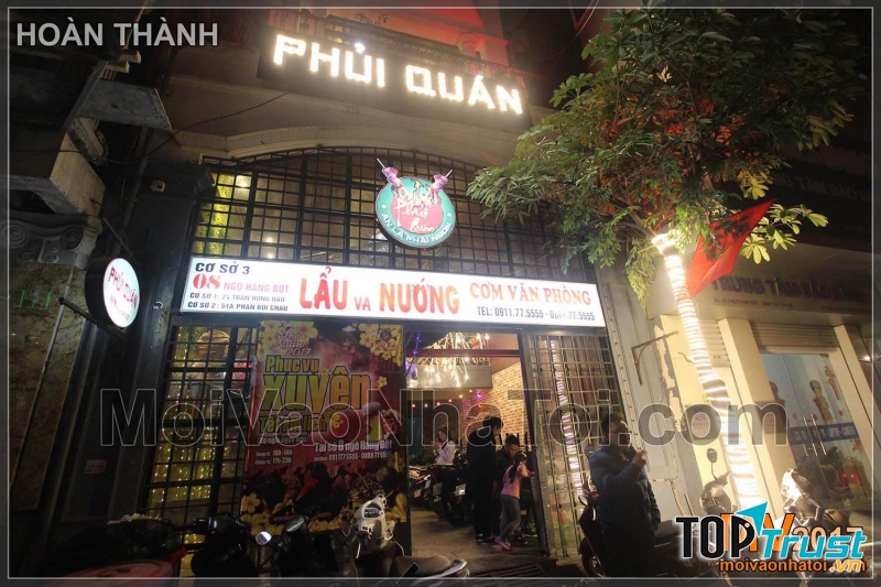 Phủi quán nhìn từ phía ngoài