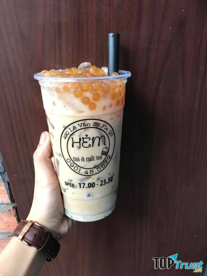 Đặc biệt vị trà sữa ở Hẻm luôn đậm đặc vị trà (đắng) không béo ngọt giống những quán trà sữa truyền thống khác