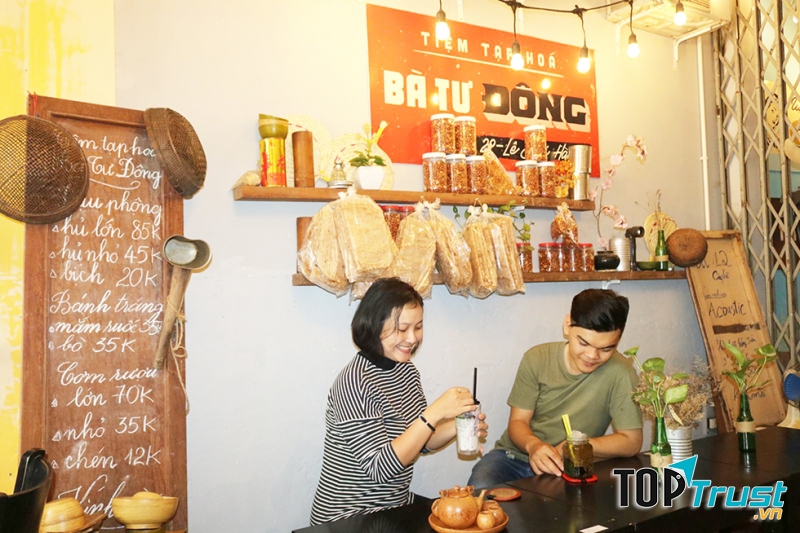 Dừng chân tại Hẻm Út 12 Cafe  nhỏ xinh này, bạn sẽ cảm nhận được không gian thư giãn vừa quen vừa lạ, vừa tự nhiên và giản dị.