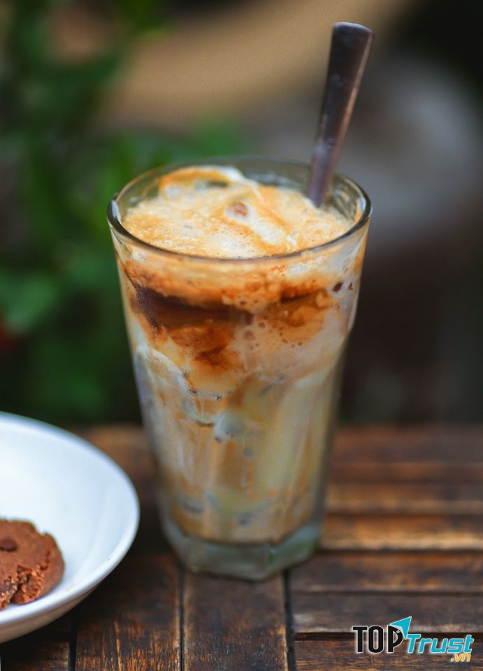 Nằm trong một con ngõ nhỏ xinh của phố Tả Môn, bên trong Hẻm Xéo là một không gian ấm cúng và gần gũi