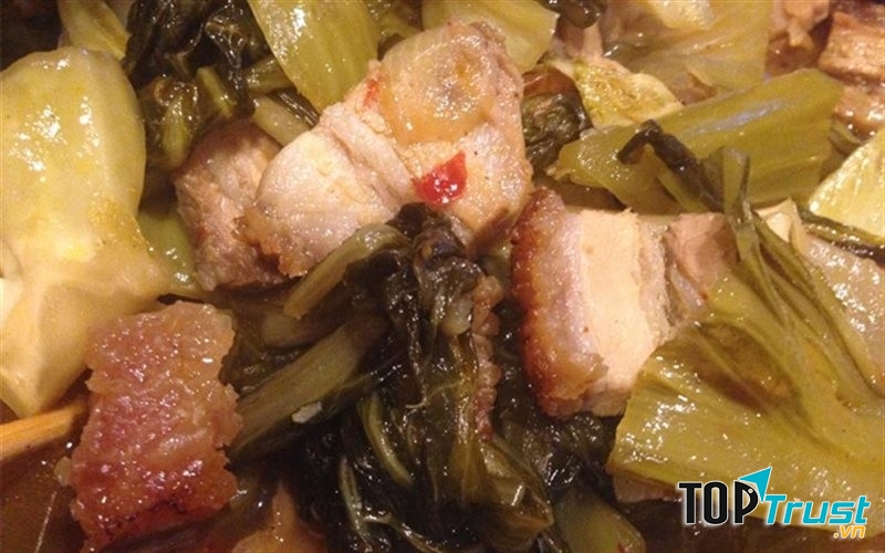 Heo quay kho cải chua