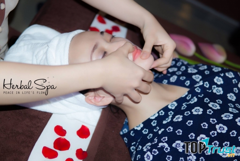 Khách hàng chăm sóc da mặt tại Herbal Spa