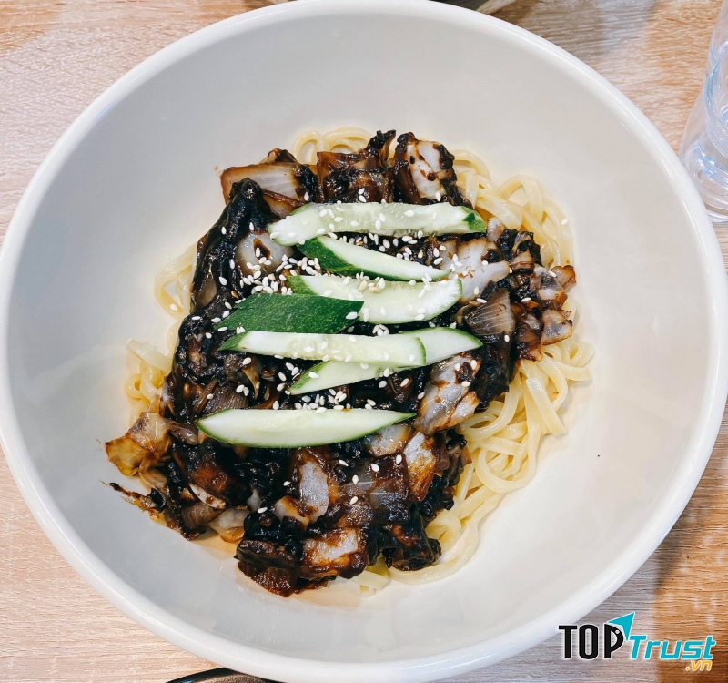 Tuy nhiên một tô mì tương đen ở đây có giá hạt dẻ nhưng thơm ngon, vừa miệng nên được nhiều bạn trẻ Cần Thơ yêu thích.