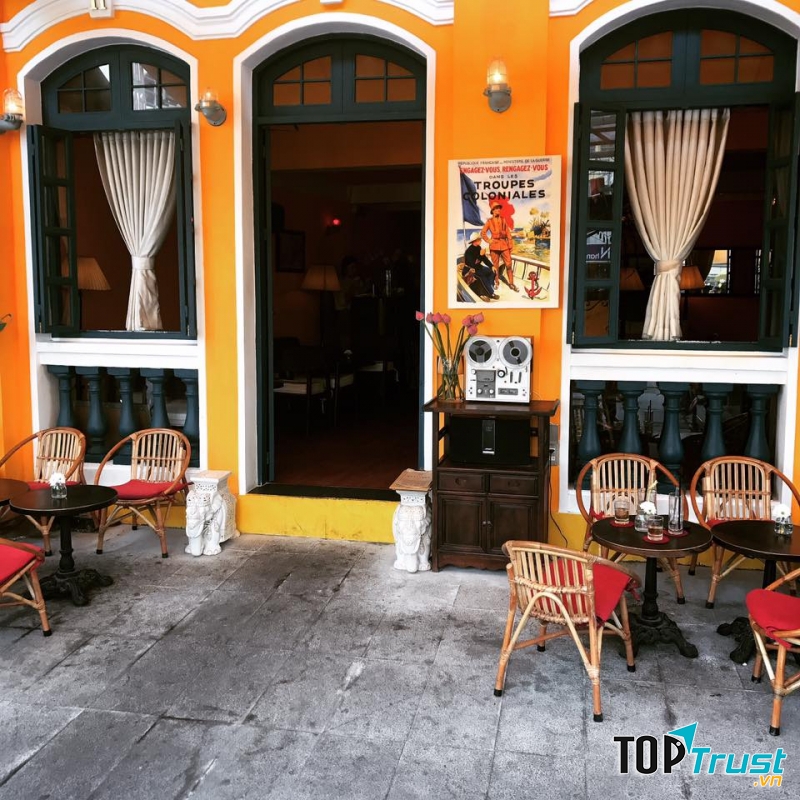 Quán có vị trí ngồi trong và ngoài quán, những khung cửa sổ lớn để bạn có thể vừa thưởng thức cà phê vừa ngắm nhìn đường phố