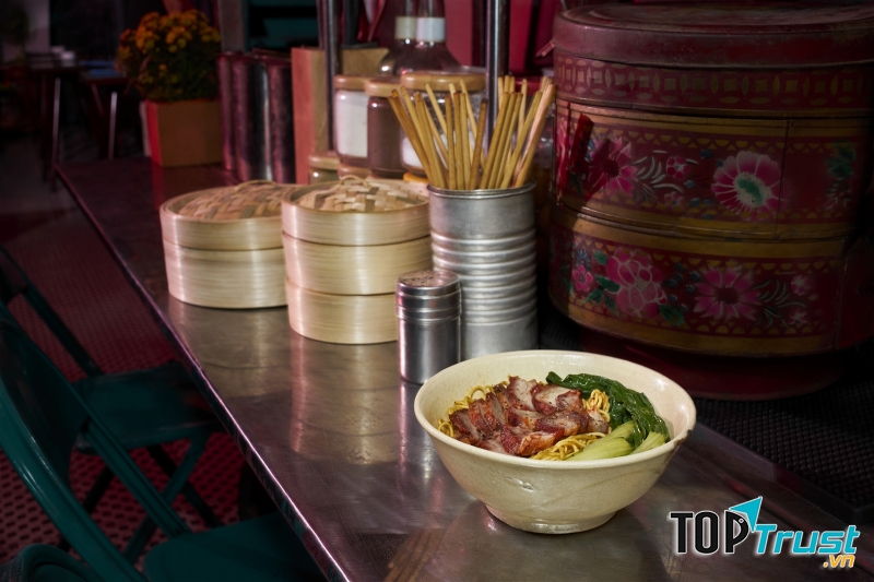 Mì khô xá xíu và mì khô vịt quay là hai món không thể thiếu khi nhắc đến văn hoá ẩm thực Hong Kong.