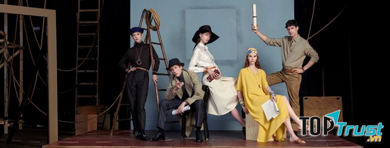 Không chỉ mắt kính, túi xách hay thắt lưng, mà thời trang của Hermès cũng được đẩy mạnh.