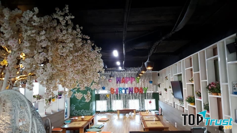 Hexa Club được thiết kế theo phong cách hiện đại, mới lạ, lãng mạn ở cả không gian trong nhà lẫn ngoài trời.