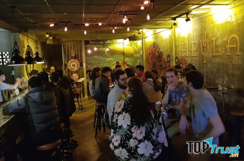 Ở đây có nhạc sôi động hằng đêm và cả những đêm Acoustic nữa. Quán với không gian rất Chill, vừa nghe nhạc vừa thưởng thức Cocktail thì còn gì bằng