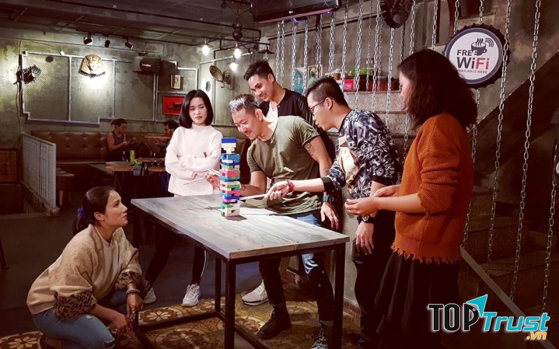Ưu điểm lớn nhất của quán là có nhiều board game và space tầng 2 để giải trí với nhóm bạn rất vui, một hình thức giải trí cũng khá nhẹ nhàng trong bar