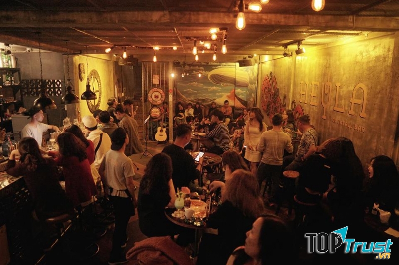 Heyla là điểm dừng chân lý tưởng cho tiết trời buổi đêm se lạnh tại Thành phố sương mù