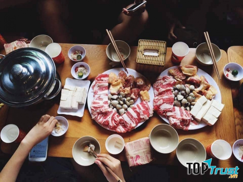Quán thu hút được đông đảo lượng khách ghé qua bởi mỗi một món nhúng lẩu tại đây đều được lựa chọn nguồn nguyên liệu đầu vào đảm bảo độ tươi ngon, sạch sẽ