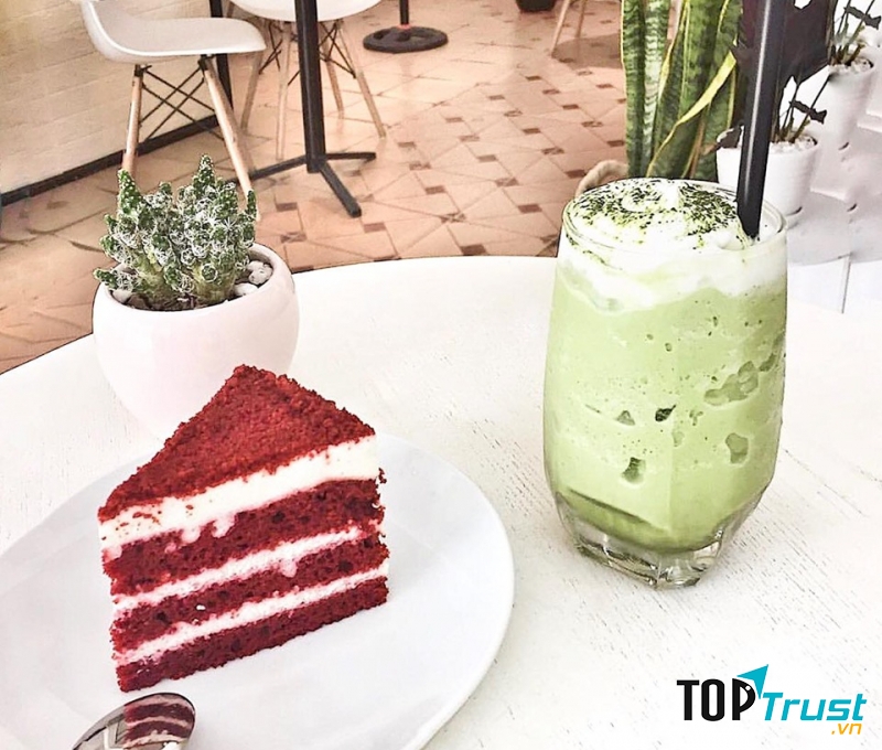 Nhâm nhi chiếc bánh xinh xinh red velvet cùng với sinh tố
