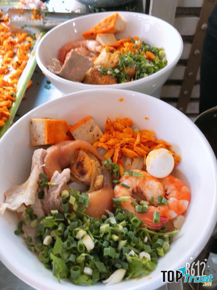 ﻿Tiệm bánh canh luôn trong trạng thái đông và ra vô liên tục