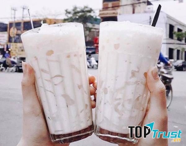 Ly dừa dầm ngọt mát tại quán Hiền Béo