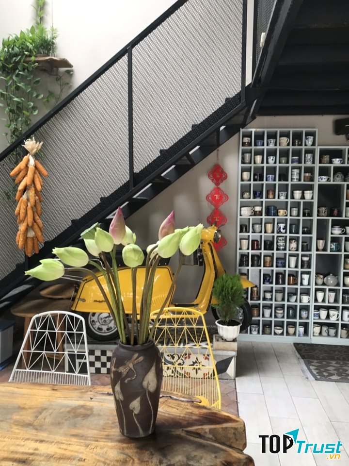 Cafe Hiên có cách decor khá độc và lạ, những bình gốm, bức tranh đều được sắp xếp gọn gàng