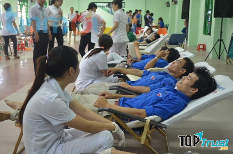 Đoàn viên thanh niên tích cực hiến máu nhân đạo