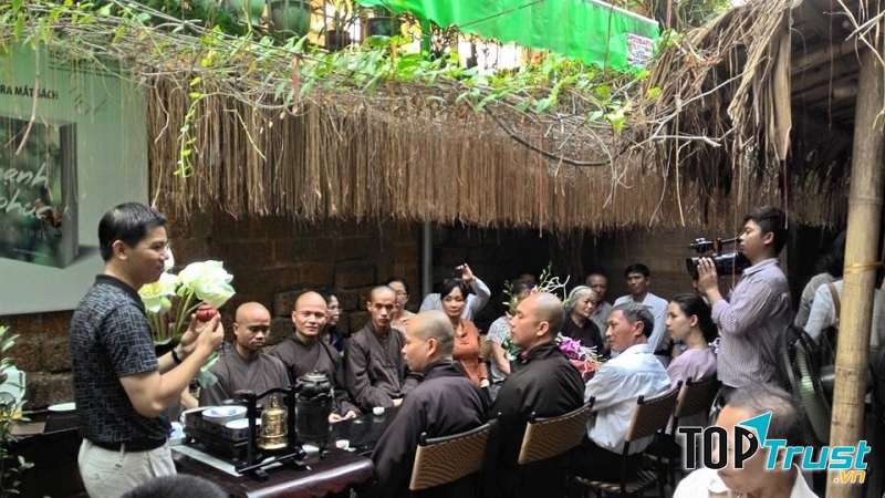 Nghệ nhân Hoàng Anh Sướng chia sẻ về Trà Việt và cách thưởng trà tại Hiên Trà Trường Xuân