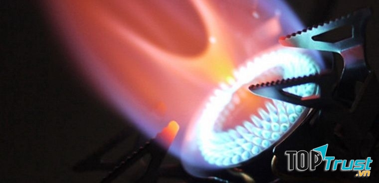 bếp gas cháy với ngọn lửa màu đỏ