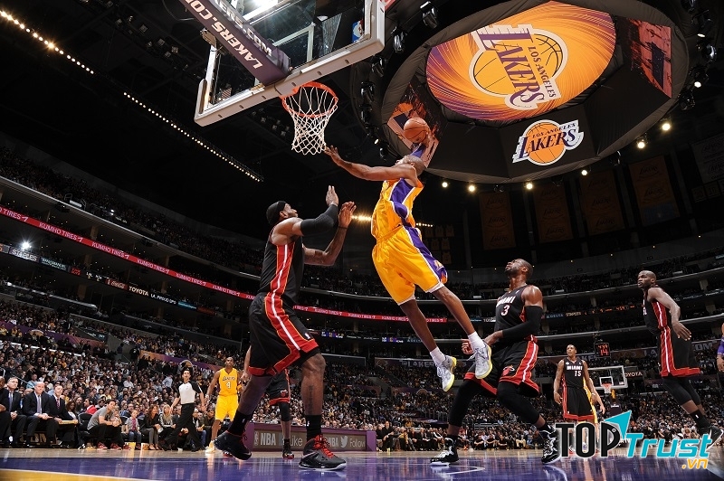 Huyền thoại bóng rổ những năm 2000 - Kobe Bryant