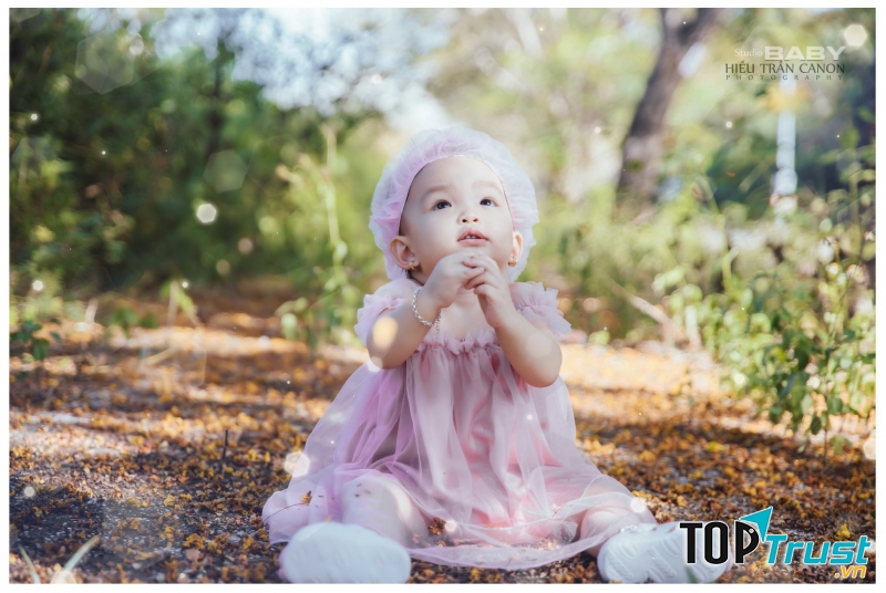 Con chụp hình với ngoại cảnh