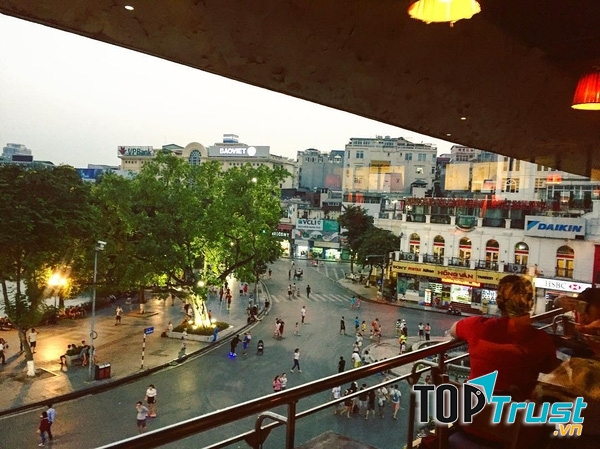 Từ tầng 3 bạn có thể ngắm Hồ Gươm