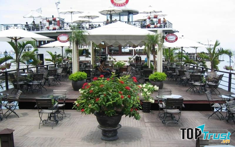 Highlands Coffee du thuyền xứng đáng là quán cafe có vị trí và view đẹp nhất tại Hồ Tây