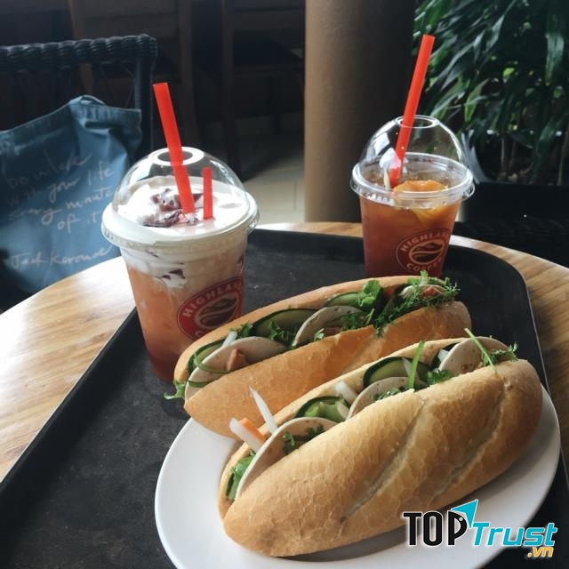 Highlands Coffee nổi tiếng với những đồ ăn thức uống cầu kì, tỉ mỉ trong khâu pha chế
